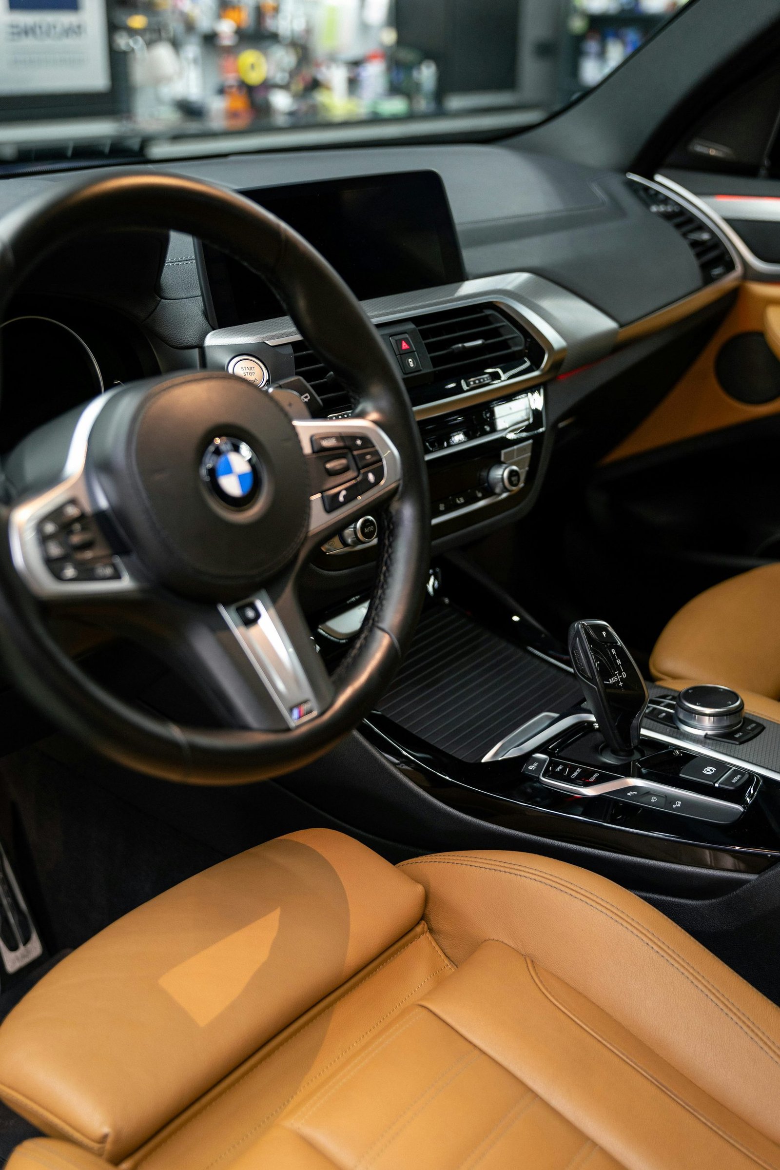 Gereinigd BMW-interieur met cognackleurige lederen stoelen en zwart dashboard